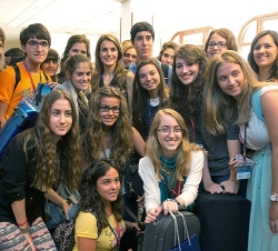 Doña Letizia con un grupo de alumnos de los cursos de verano de la Escuela Internacional de Música de la Fundación Príncipe de Asturias
